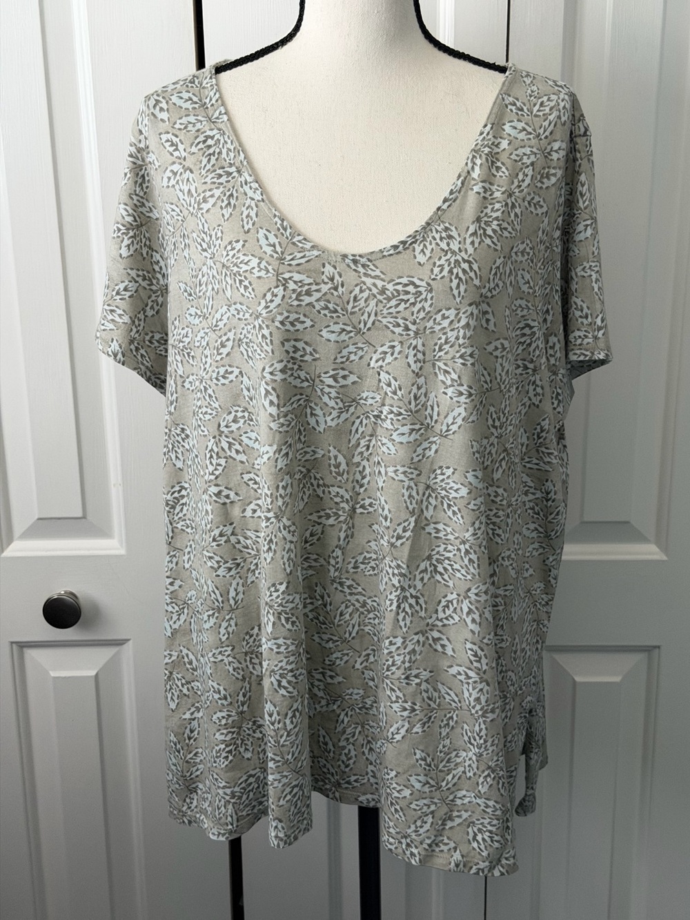 Light Gray Leaf-Print Scoop Neck Women’s Top. Pure Jill Like New, 100% Cotton